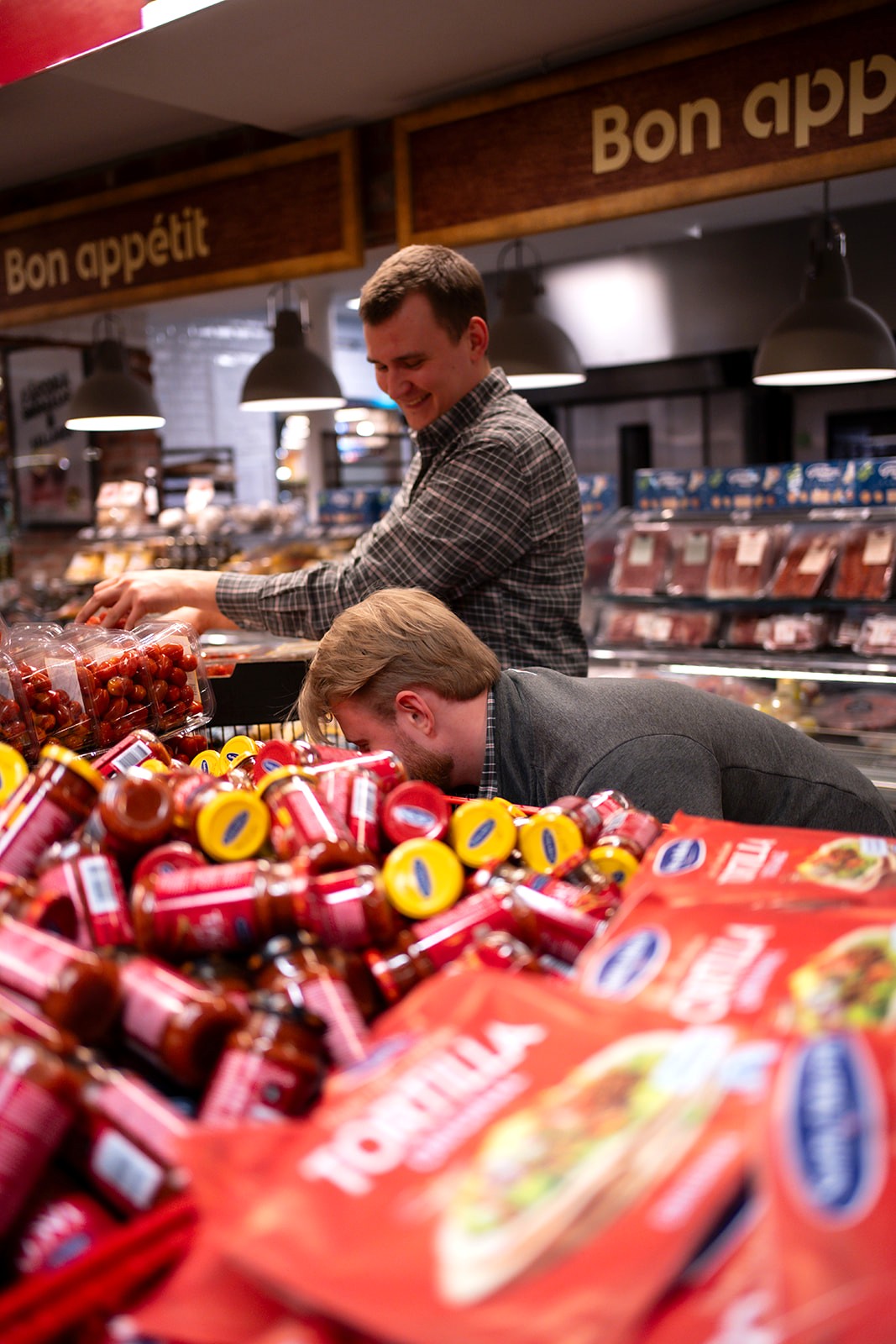 Medarbetare arbetar i delikatessavdelningen